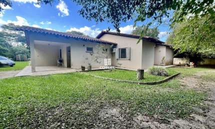 Casa semimobiliada com 3 dormitórios e excelente pátio situada no bairro Camobi