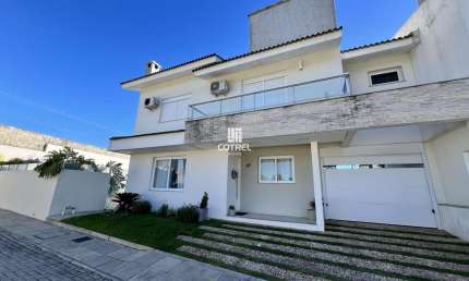 Casa em condomínio fechado com piscina e semimobiliada situada no Bairro Camobi