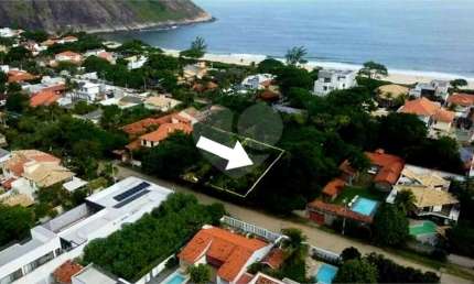 Terreno à venda na Dos Cravos, Itacoatiara, Niterói