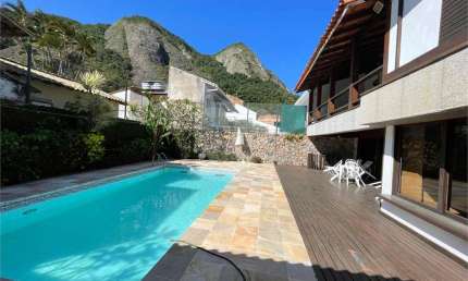 Casa com 4 quartos à venda na Rua das Camélias, Itacoatiara, Niterói