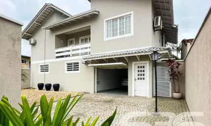Casa com 3 quartos à venda na Rua Papa João XXIII, 1457, Iririú, Joinville