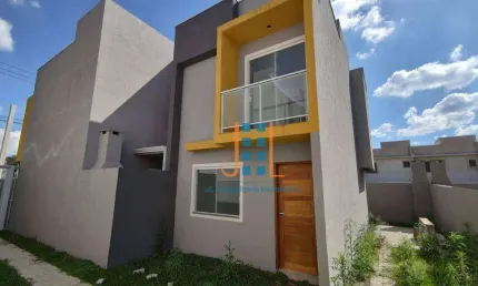 Sobrado em cond. com três quartos no Vitória Regia - CIC