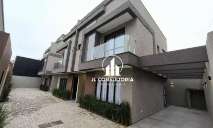 Sobrado Alto Padrão no Água Verde, decorado com charme e sofisticação