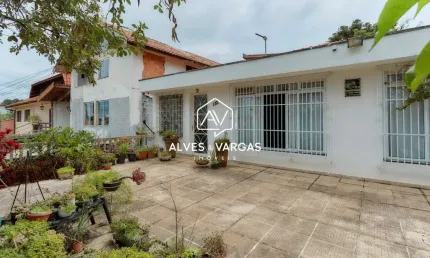 Casa com 5 quartos à venda na Alexandre Dalcuch, 132, Bacacheri, Curitiba por R$ 700.000