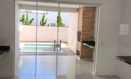 Casa Térrea Moderna no Condomínio Aldeia da Mata - 3 Suítes, Piscina e Energia Solar
