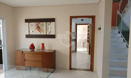 Sobrado em condomínio aldeia da mata – 3 suítes, pé direito duplo e área gourmet!