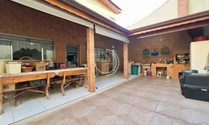 Casa no Jardim Morumbi com 4 dormitórios e 269m² de área Construída