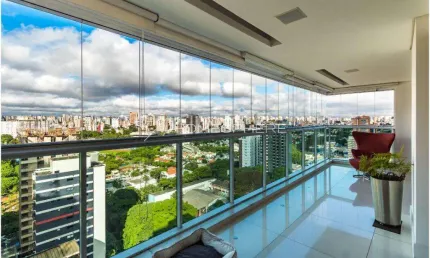 Condomínio Torre de Cristal Avenida Açocê, 92. Cobertura à venda em Moema, 377 m², 3 suítes, varanda com piscina, 6 vagas e lazer. Vista para o Parque Ibirapuera