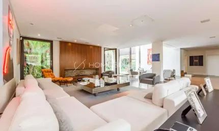 Casa à venda na Rua Turquia Jardim Europa, São Paulo. Casa à venda Jardim Europa, 4 quartos, sendo 4 suítes, Projeto Arthur Casas e paisagismo de Gil Fialho, piscina, jardim e 4 vagas. Mansão à venda 