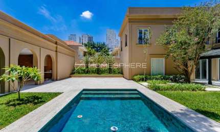 Casa à venda em Jardim América, São Paulo. Venda Casa na Rua Guadelupe, Jardim América, 5 quartos, sendo 5 suítes, 1125m², reformada, piscina, jardim, área gourmet, elevador e 12 vagas no subsolo