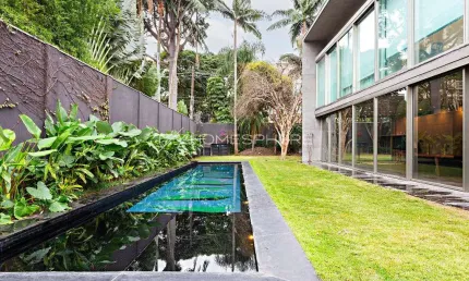Rua México, Jardim América. Casa à venda em Jardim América em frente ao Clube Paulistano, 1000m², 3 suítes, piscina, jardim com paisagismo por Hanazaki, projeto AMZ, Raquel Silveira/Vera Niemeyer e Be