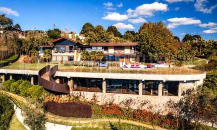 Condomínio Pedra Do Fogo Campos do Jordão. Casa de Condomínio à venda com Arquitetura e decoração Abbud Aguilar e Paisagismo Carlos Orsini. 6 suítes, heliponto, acadamia, piscina e vista para o vale