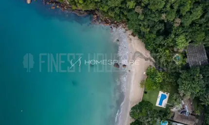 Casas de Condomínio à venda em Praia Domingas Dias, Ubatuba - SP. Casa à venda pé na areia, 1000m², 5 suítes, piscina, área gourmet e 6 vagas. Um dos condomínios mais requisitados de Ubatuba