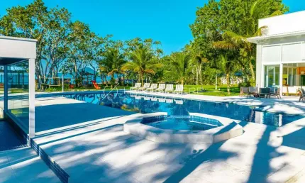 Casas de Condomínio à venda em Tenório, Ubatuba - SP. Casa à venda pé na areia na Praia do Tenório, 980 m², 7 suítes, piscina, área gourmet e amplo jardim com vista para o mar