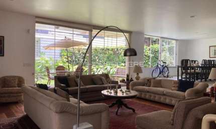 Casa Residencial e Comercial  com 465 m², 4 quartos sendo 2 suítes à venda no bairro Jardim Paulistano.