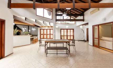 Casa de condomínio com 360 m², 5 quartos sendo 2 suítes à venda no bairro Aldeia da Serra.