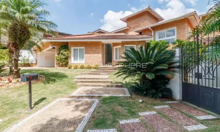 Casa de condomínio com 500 m², 4 quartos sendo 4 suítes à venda no coração Alphaville.