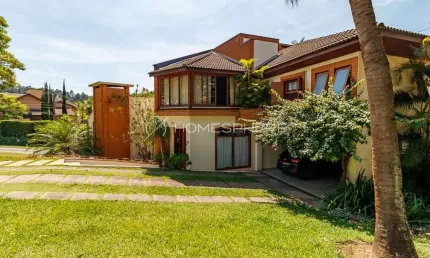 Casa de condomínio com 445.3 m², 4 quartos sendo 4 suítes à venda no bairro Alphaville.