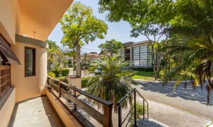 Casa de condomínio Esquina com 506 m², 4 suítes à venda em Alphaville.