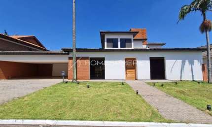 Casa de condomínio com 620 m², 4 quartos sendo 4 suítes à venda no bairro Alphaville.