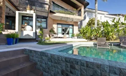 Casa de condomínio com 540 m², 4 quartos sendo 4 suítes à venda no bairro Alphaville.