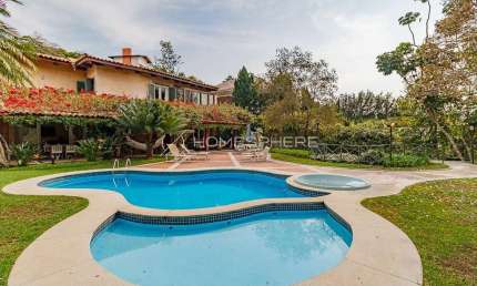 Casa de condomínio com 789 m², 4 quartos sendo 4 suítes à venda no bairro Tamboré.