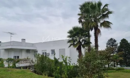 Casa de condomínio com 498 m², 4 quartos sendo 4 suítes à venda no bairro Aldeia da Serra.