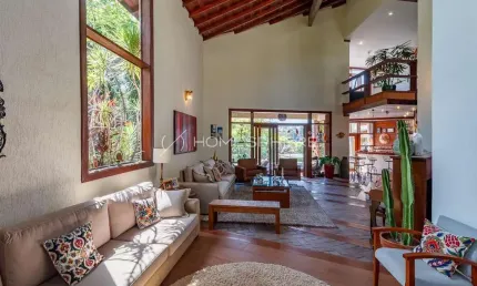Casa de condomínio com 445.3 m², 4 quartos sendo 4 suítes à venda no bairro Alphaville.