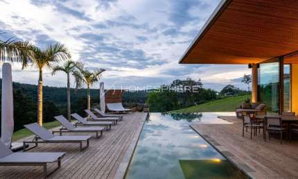 Casa da Mata Condomínio Reserva da Floresta em Sousas, Campinas – Brasil | Mansão assinada por Fábio Muzetti em condomínio com segurança e cercada pelo verde a apenas 30 minutos do Aeroporto de Viraco