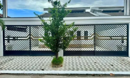 Sobrado com 2 dormitórios à venda, 100 m² por R$ 485.000,00 - Maracanã - Praia Grande/SP