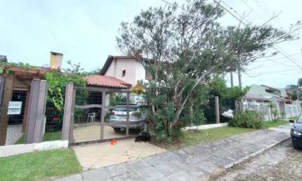 Casa com Excelente Localização em Capão Novo Posto 4