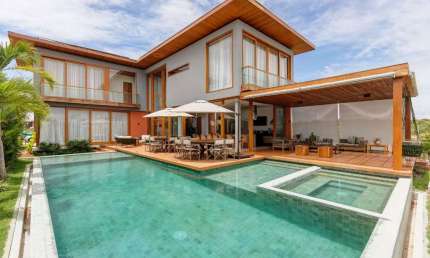 Casa Residencial à venda em Mata de São João - Praia do Forte,332m2,5 suítes,7banheiros,4vagas de garagem, piscina, mobiliado,jardim, espaço gourmet.