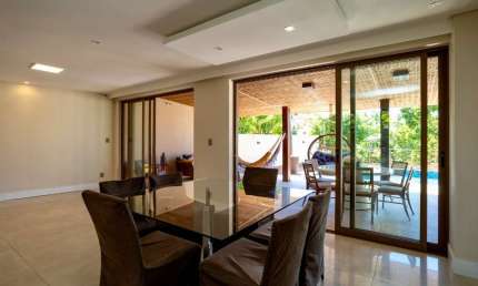 Excelente casa à venda, 4/4 sendo três suítes, energia solar, seis vagas de garagens, 380m2