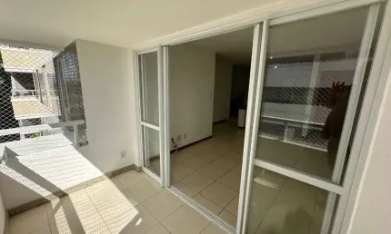 OPORTUNIDADE! Apto com 2/4, sendo 1 suíte, andar alto, prédio 100% pastilhado, venha visitar.