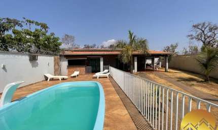 Ótima casa composta  por 4 quartos, sendo 1 suíte, área de lazer com piscina e fácil acesso ao centro da cidade!