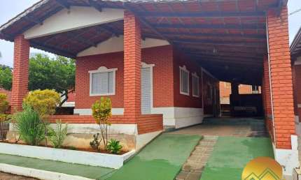 Excelente chalé em Caldas Novas em condomínio com piscina!