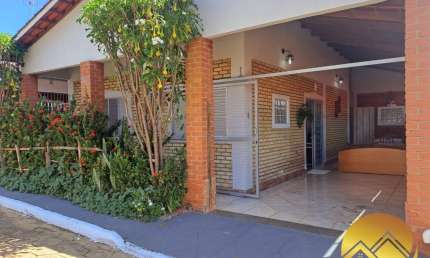 Chalé em condomínio fechado com piscina aquecida, ofurô, espaço para festas com churrasqueira, sauna e etc.