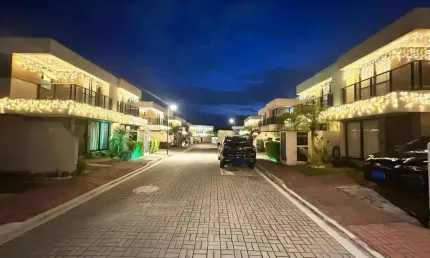 Casa Duplex no Contemporâneo Design Resort – 3 Suítes, Quintal amplo e Infraestrutura Completa