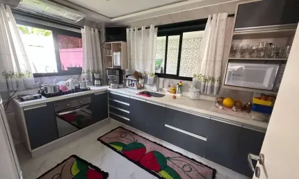 Casa Duplex no Contemporâneo Design Resort – 3 Suítes, Quintal amplo e Infraestrutura Completa