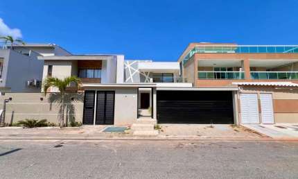 Casa de Alto Padrão no Recreio dos Bandeirantes – 4 Suítes, Área Gourmet e Lazer Completo - Residencial Jardins de Maria