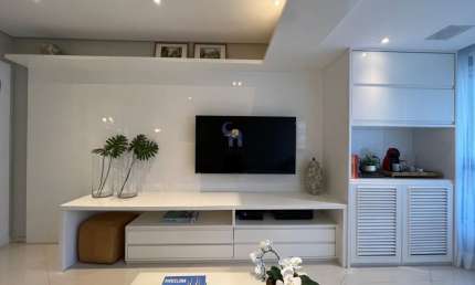 APARTAMENTO NO ITAIGARA COM 130M2, PLANTA COM 4/4, COM 2 SUÍTES, 2 VARANDAS, UMA INCORPORADA AO LIVING E 3 VAGAS 