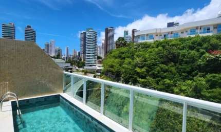 LINDA COBERTURA DUPLEX NO CONDOMÍNIO COSTA ESPANHA, COM 129M². DUAS SUÍTES, NASCENTE, FINAMENTE DECORADA, PISO EM PORCELANATO, CLIMATIZADA,