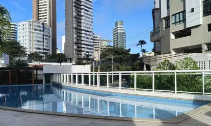 APARTAMENTO 1/4 COM VARANDA GOURMET À VENDA NO MORRO DO IPIRANGA – BARRA, SALVADOR | PORTEIRA FECHADA | R$ 750.000