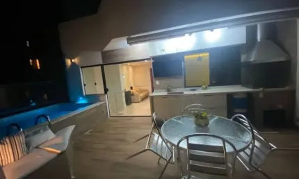 LINDA COBERTURA NA GRAÇA SENDO 2 SUÍTES, ALÉM DA DEPENDÊNCIA DE EMPREGADA. DUAS VAGAS DE GARAGEM, PORTARIA 24 HORAS.