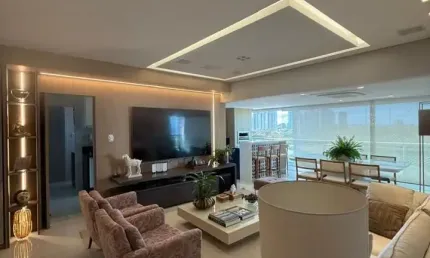 Patamares - colina a  lindíssimo 3 suítes, mobiliado, varandão gourmet de 32m2 com churrasqueira, integrada ao living, cozinha com acesso à varanda, lavabo, área de serviço e dependência completa. nas