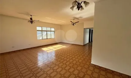 Sobrado com 3 quartos à venda ou para locação em Marapé - SP
