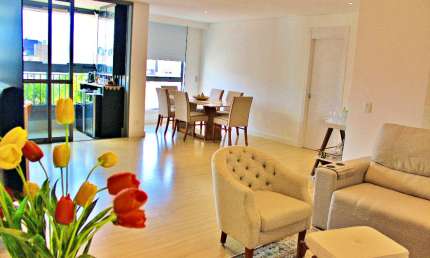 Mobiliado, pronto para morar ou investir no Centro de Curitiba.