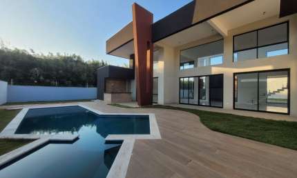 Linda casa para locação em condomínio com 4 suítes, área gourmet e piscina.
