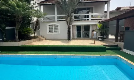 Casa térrea em Atibaia com piscina, churrasqueira e salão de jogos