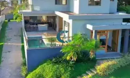 Casa Imponente com Vista Privilegiada da Lagoa Central